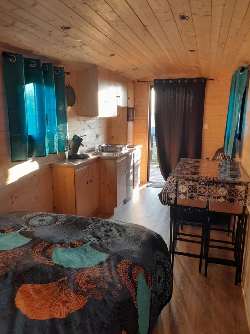 Bed, Kitchen or kitchenette, Living room, Photo of the whole room, Dining area, Bedroom, stove