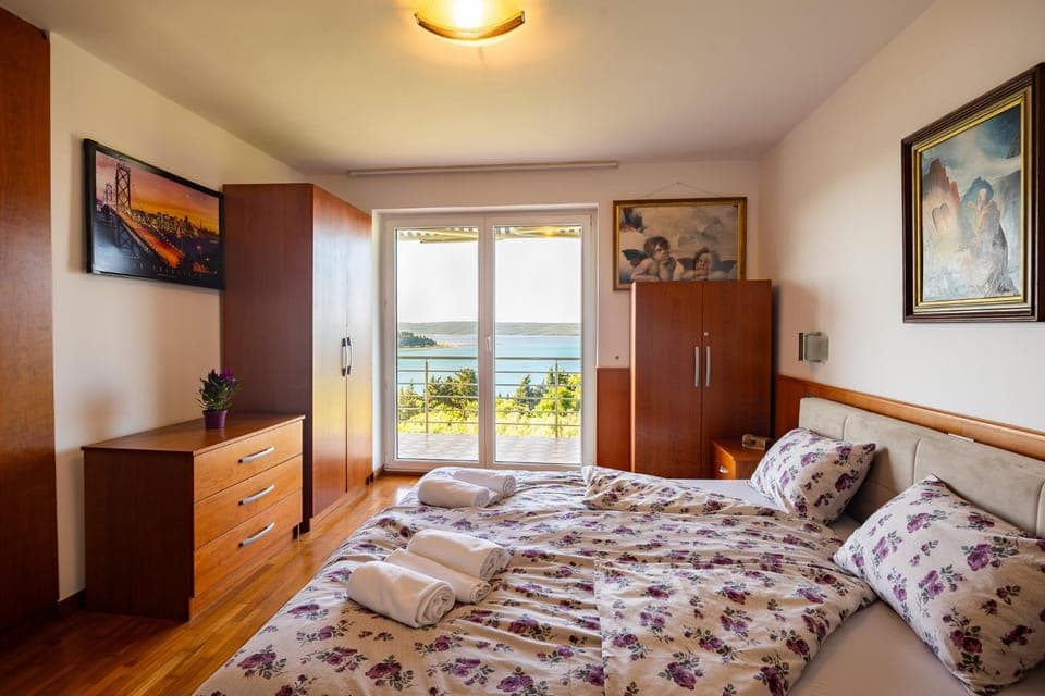 Bed, Natural landscape, Photo of the whole room, Bedroom, Sea view