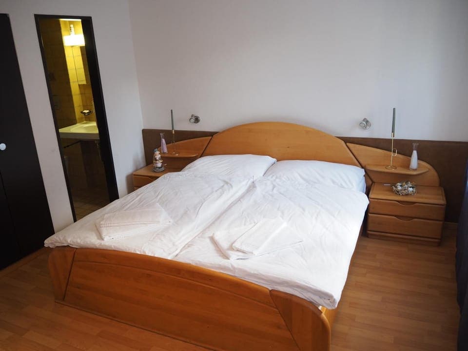 Bed, Photo of the whole room, Bedroom, towels