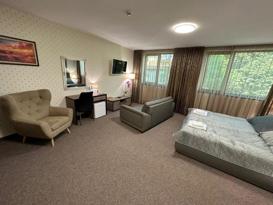 Bed, TV and multimedia, Photo of the whole room, Bedroom