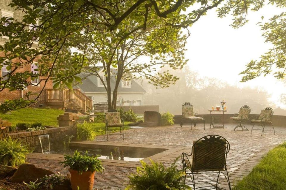One of These Nights - King Sized Bed - Sleeps 2 Bed and Breakfast in Madison Heights