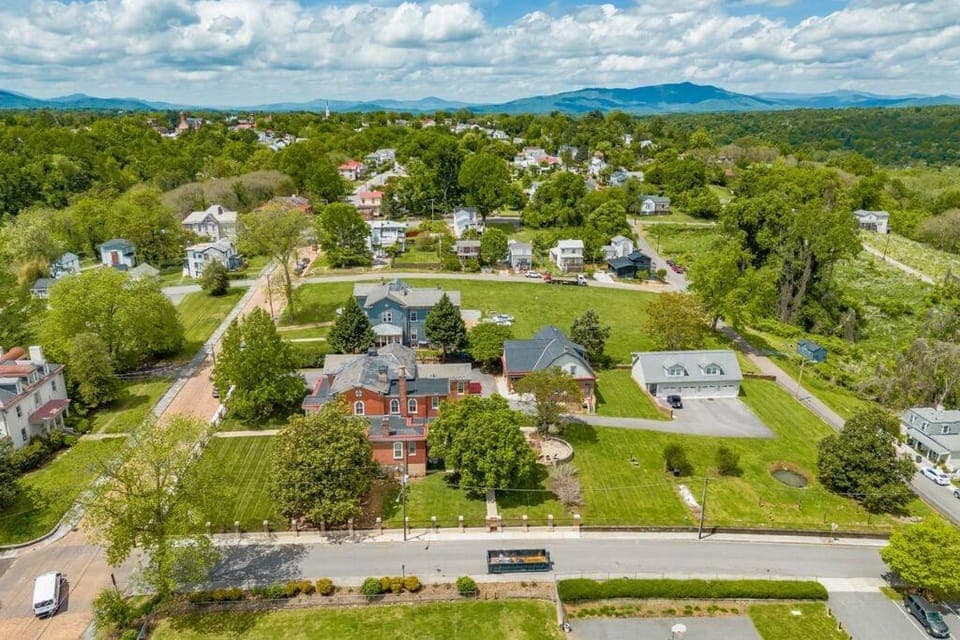 One of These Nights - King Sized Bed - Sleeps 2 Bed and Breakfast in Madison Heights
