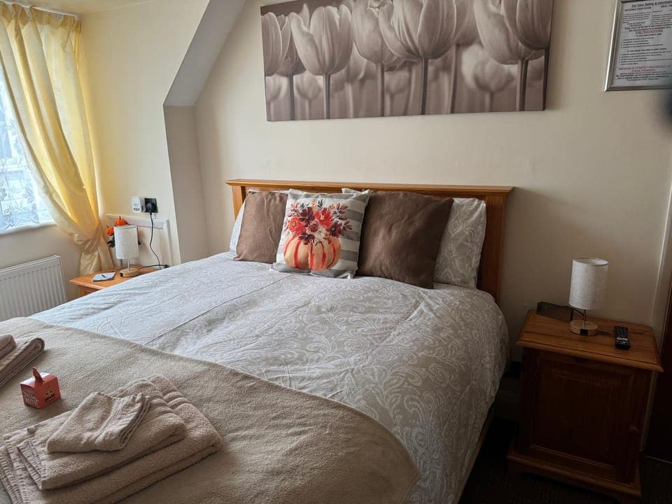 Bed, Photo of the whole room, Bedroom, towels