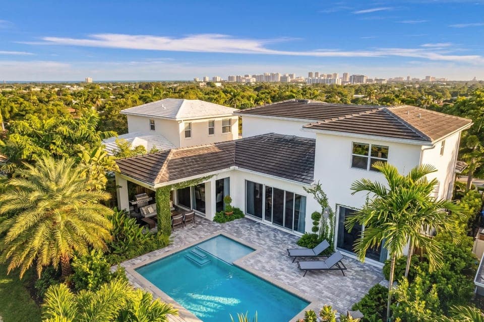 VILLA MAGNOLIA-with heated pool-by VIAC Villa in Wilton Manors