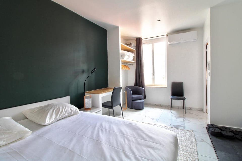 Bed, Fitness centre/facilities, Seating area, Bedroom