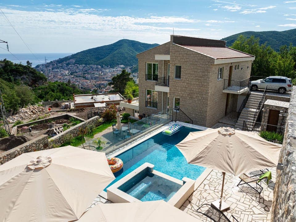 Property building, View (from property/room), City view, Sea view, Swimming pool