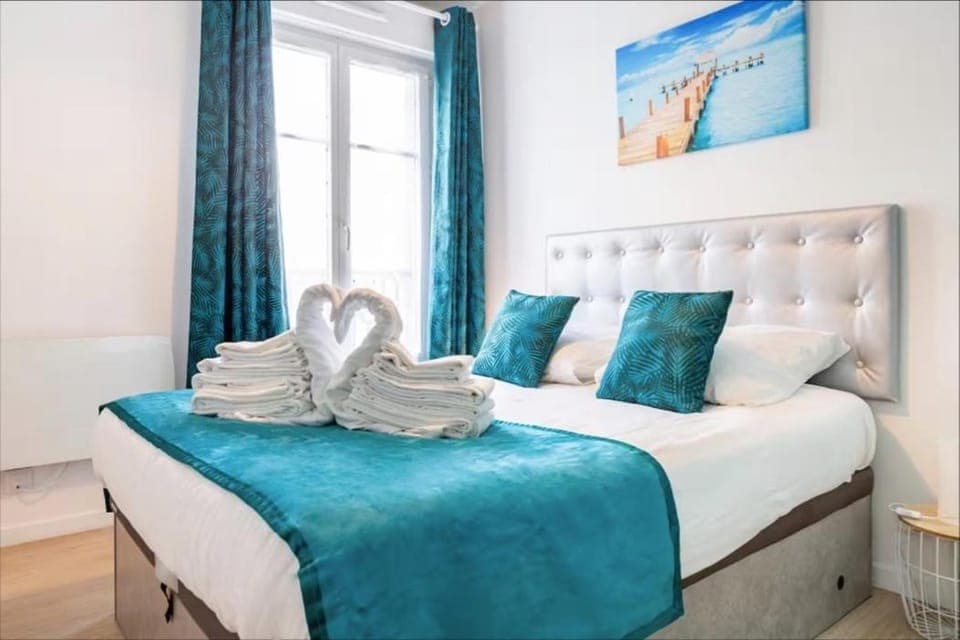 Bed, Bedroom, towels