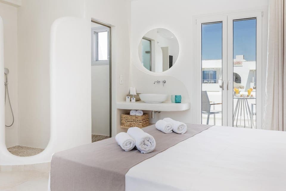 Shower, Bed, Bathroom, Balcony/Terrace, Photo of the whole room, Bedroom, towels