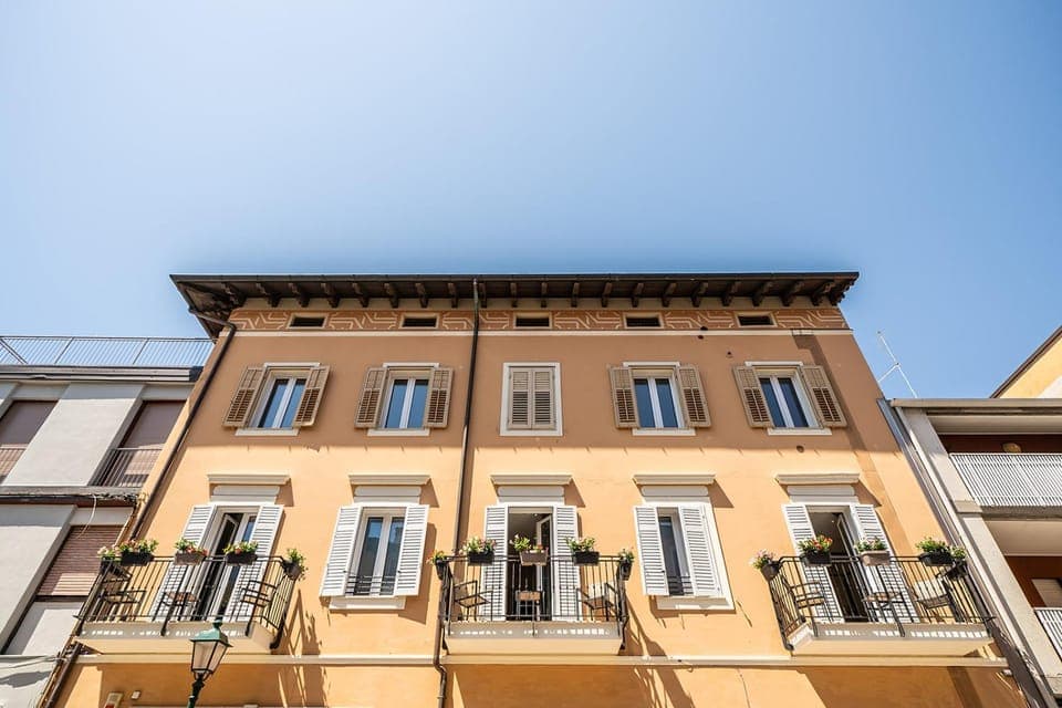 Property building, Day, Balcony/Terrace