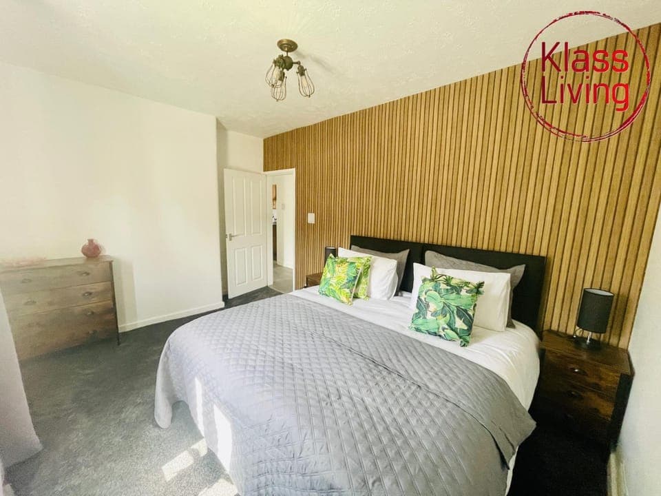 Bed, Decorative detail, Bedroom, Guests, group of guests, cot, Family