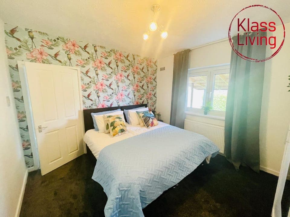 Bed, Decorative detail, Bedroom, Guests, group of guests, cot, Family