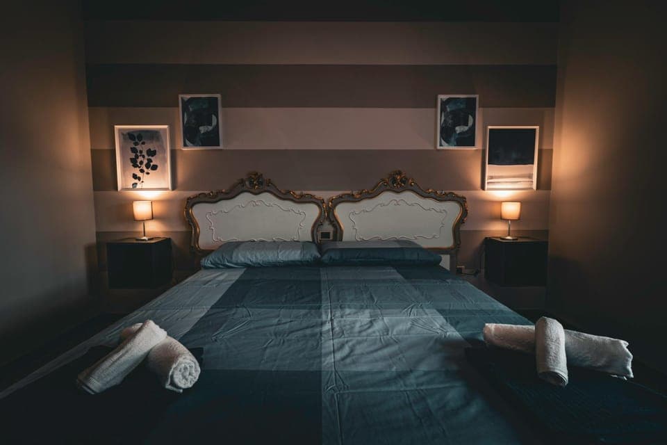 Bed, Photo of the whole room, Bedroom, towels