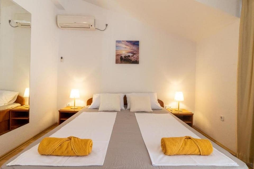 Bed, Bedroom, air conditioner