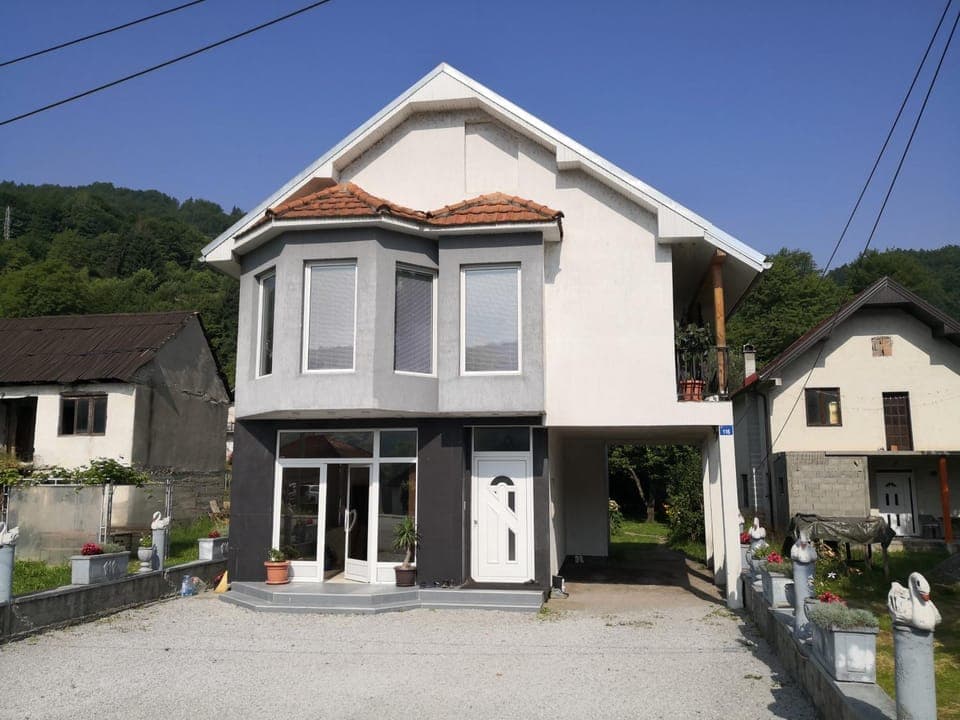 Property building, Day, Neighbourhood, Street view, Parking