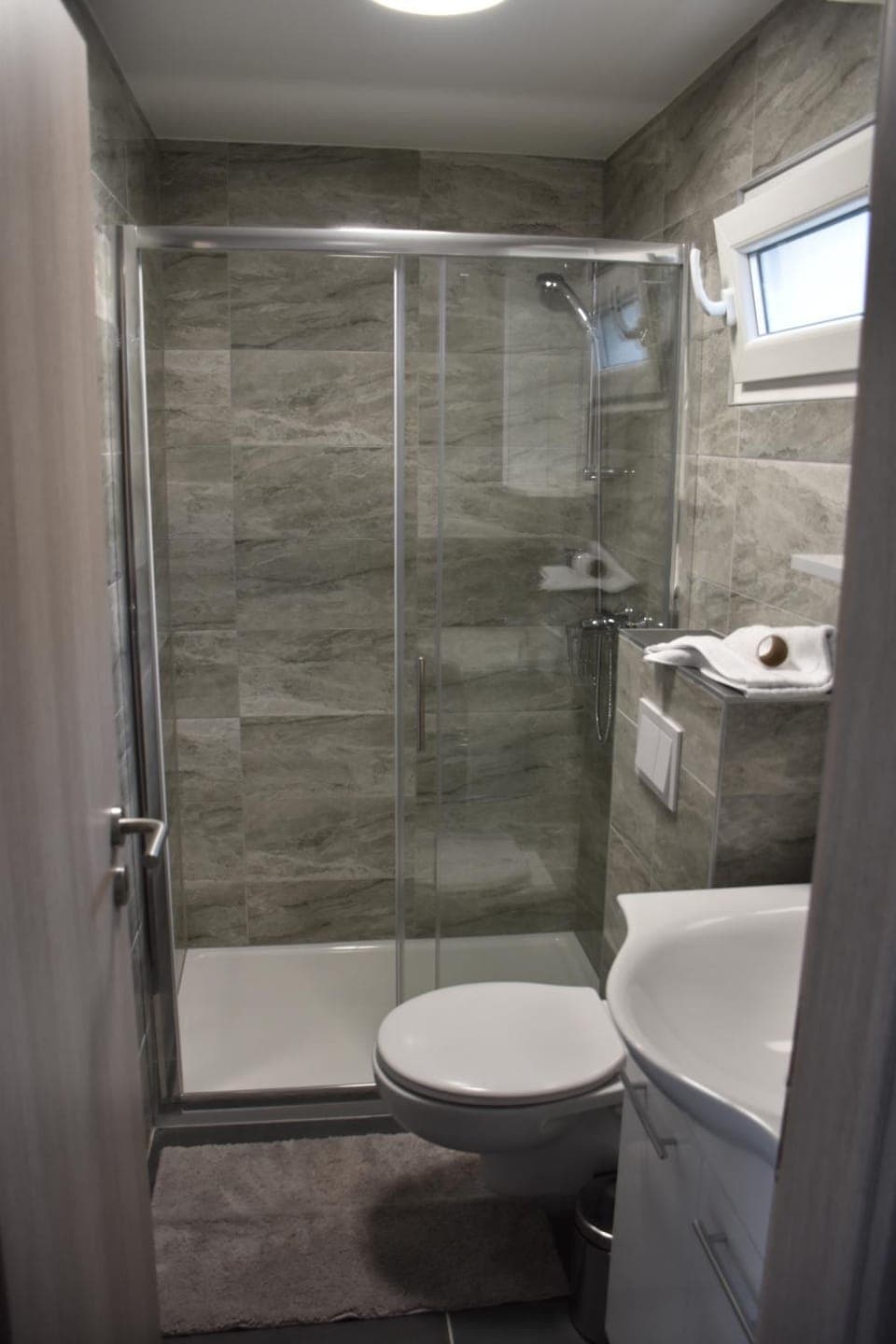 Shower, Toilet, Bathroom, towels