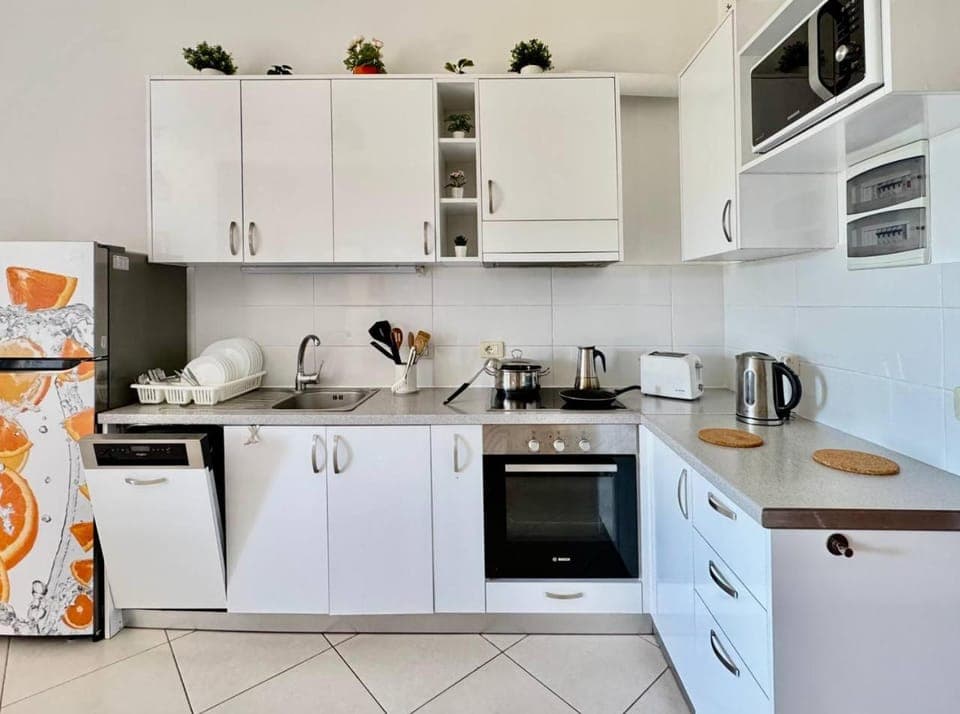 Coffee/tea facilities, Kitchen or kitchenette, dishwasher, oven, stove, toaster