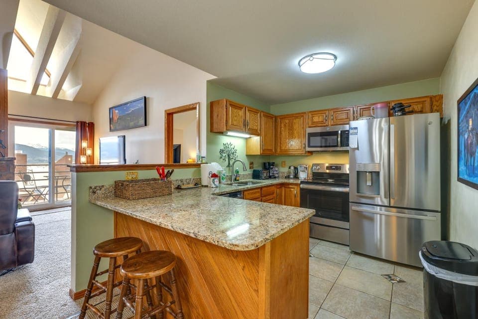 Cozy Condo w/ Balcony & Mtn View in Silverthorne! House in Wildernest