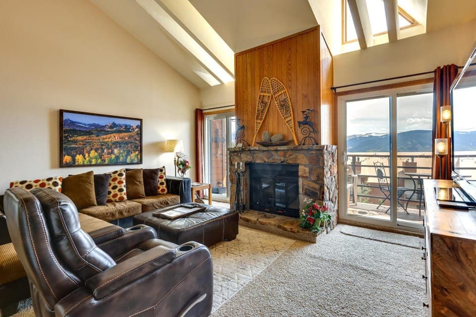 Cozy Condo w/ Balcony & Mtn View in Silverthorne! House in Wildernest