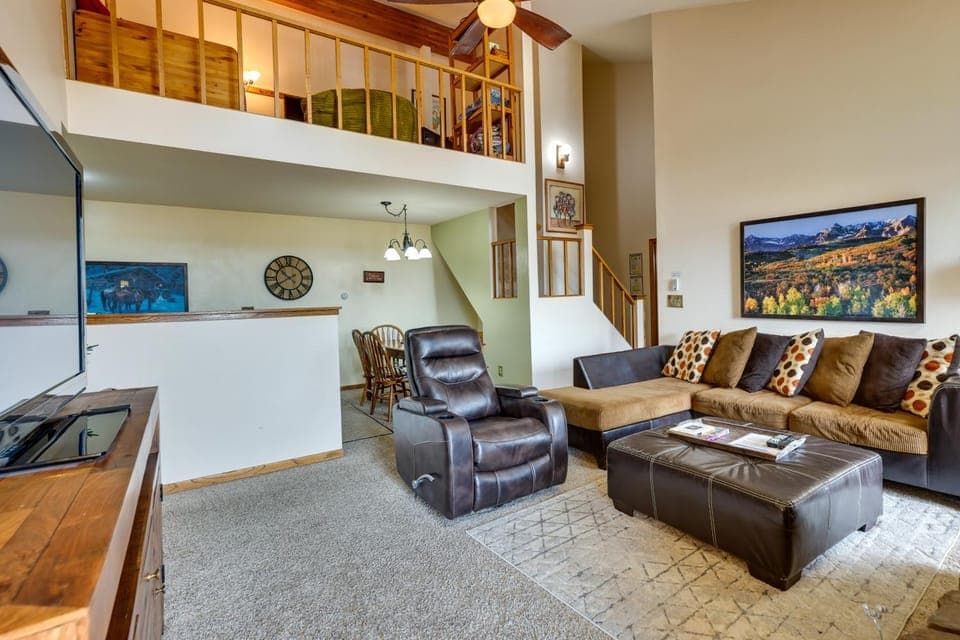 Cozy Condo w/ Balcony & Mtn View in Silverthorne! House in Wildernest