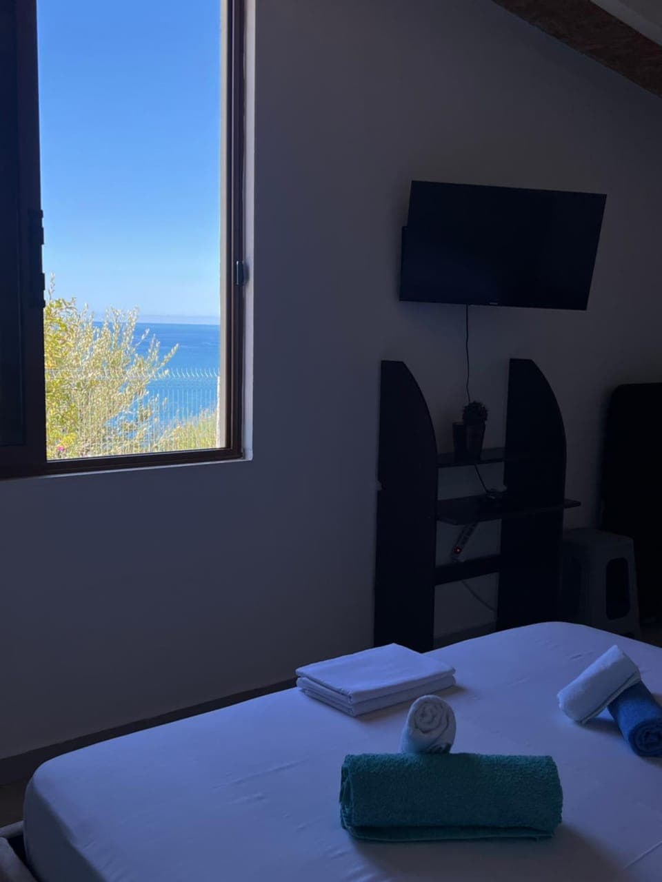 Bed, TV and multimedia, Bedroom, Sea view, towels