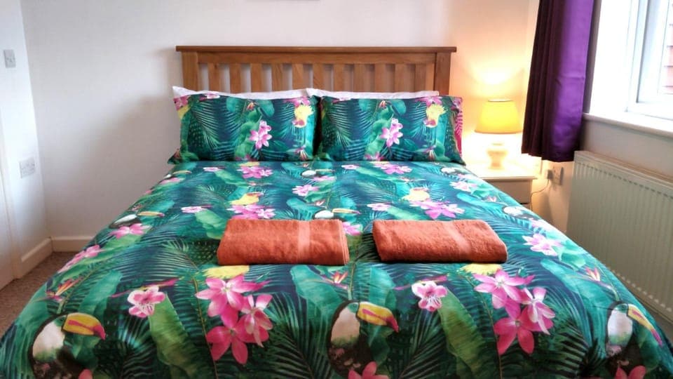 Bed, Photo of the whole room, Bedroom, internet, towels, towels