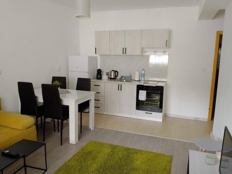 Kitchen or kitchenette, Dining area, pet friendly, stove