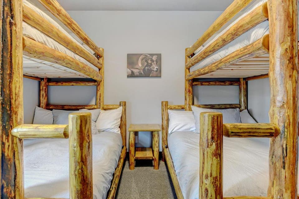 Bedroom, bunk bed