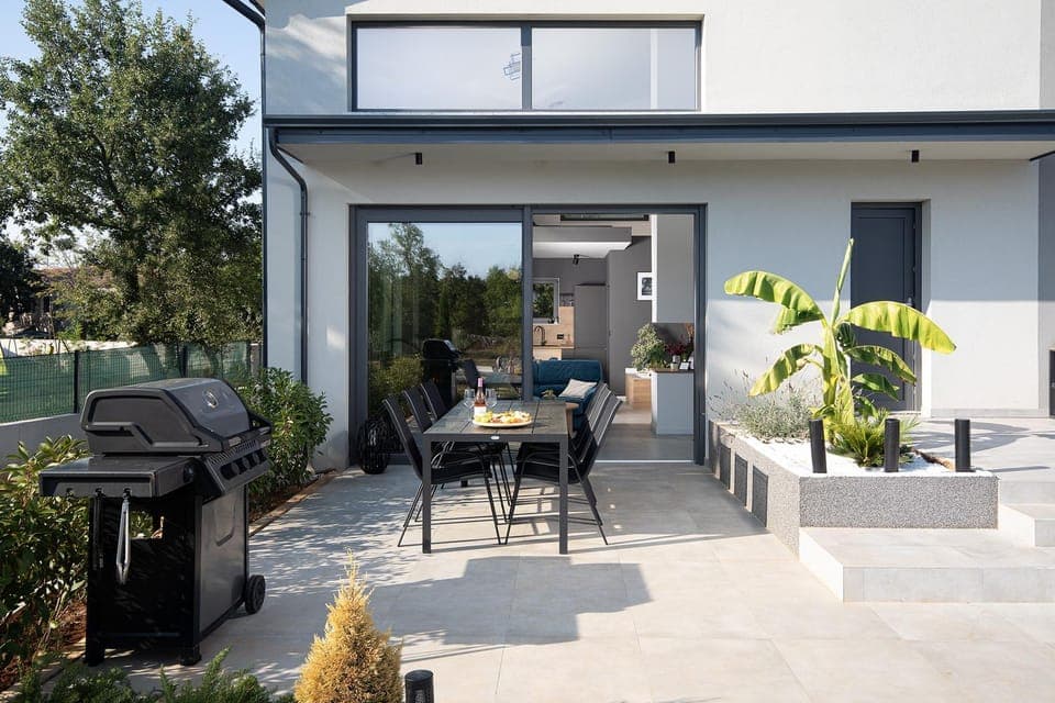Property building, Patio, Garden, Balcony/Terrace, Seating area, Dining area