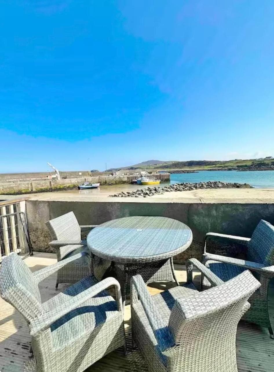 Cosy Portmor Log Cabin- Sea views, Deck & Relaxation Cabin in County Donegal