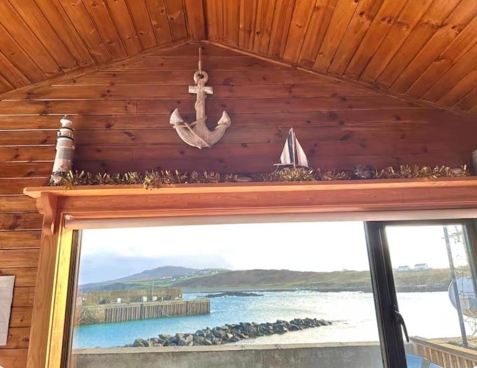Cosy Portmor Log Cabin- Sea views, Deck & Relaxation Cabin in County Donegal