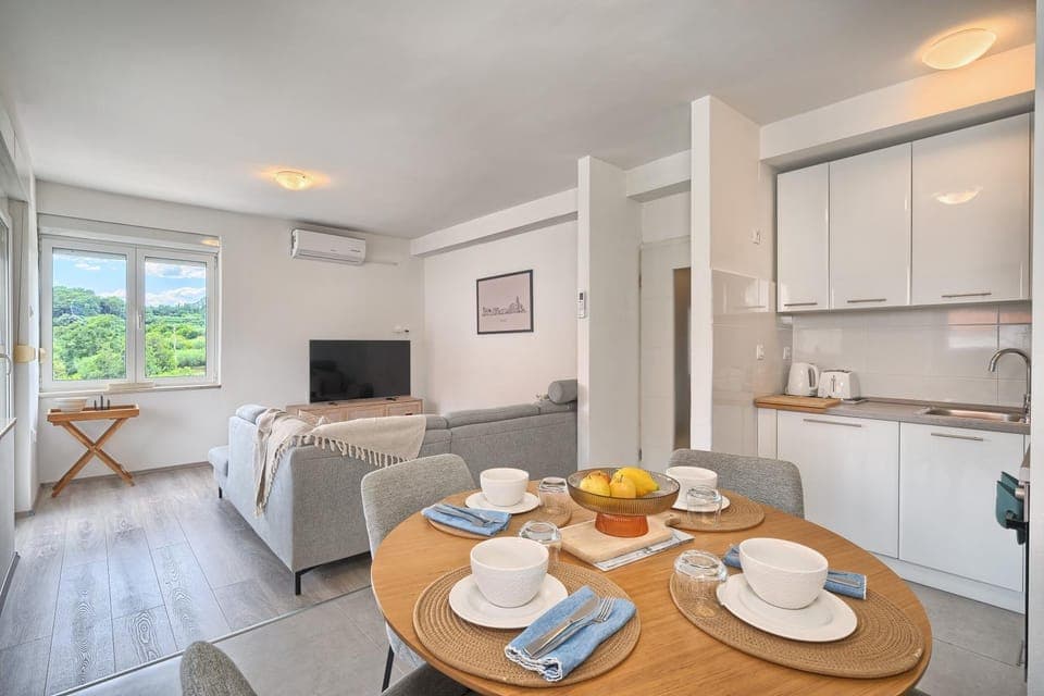 A 2 luxury apt w big balcony 4 min walk to beach Apartment in Split