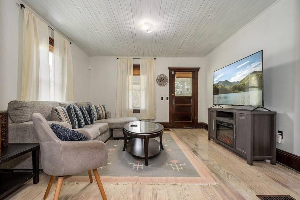 Mountain Serene Views and Creek-side Charm - Pet friendly House in Shenandoah Valley