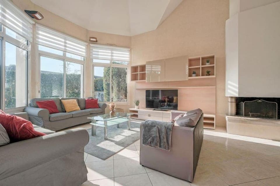 TV and multimedia, Living room, Seating area