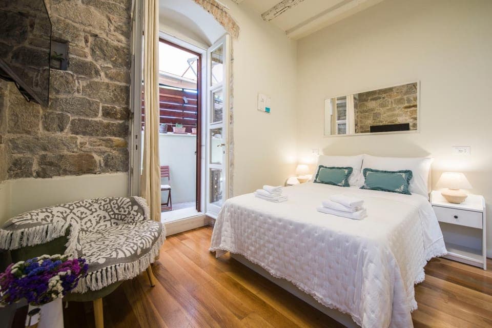 Bed, Photo of the whole room, Bedroom, towels