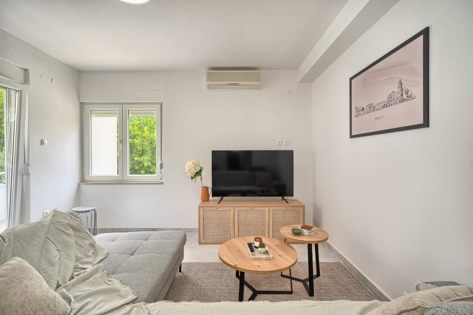 TV and multimedia, Living room, Seating area, air conditioner