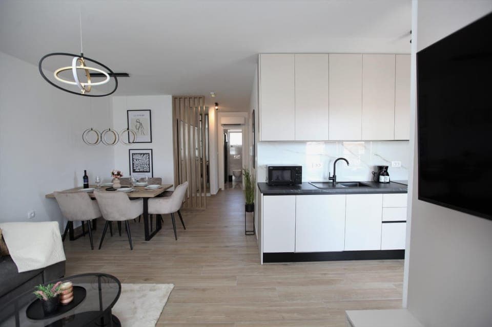Kitchen or kitchenette, Seating area, Dining area, minibar