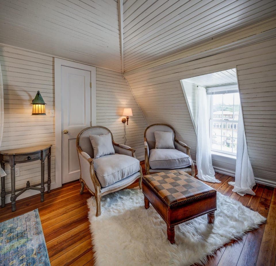 Fairytale Loft Suite 1 bed, 1 bath Luxury Apartment in Downtown Belmont House in Charlottesville