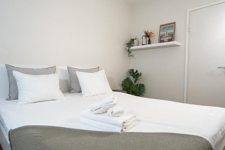 Bed, Bedroom, towels, wardrobe