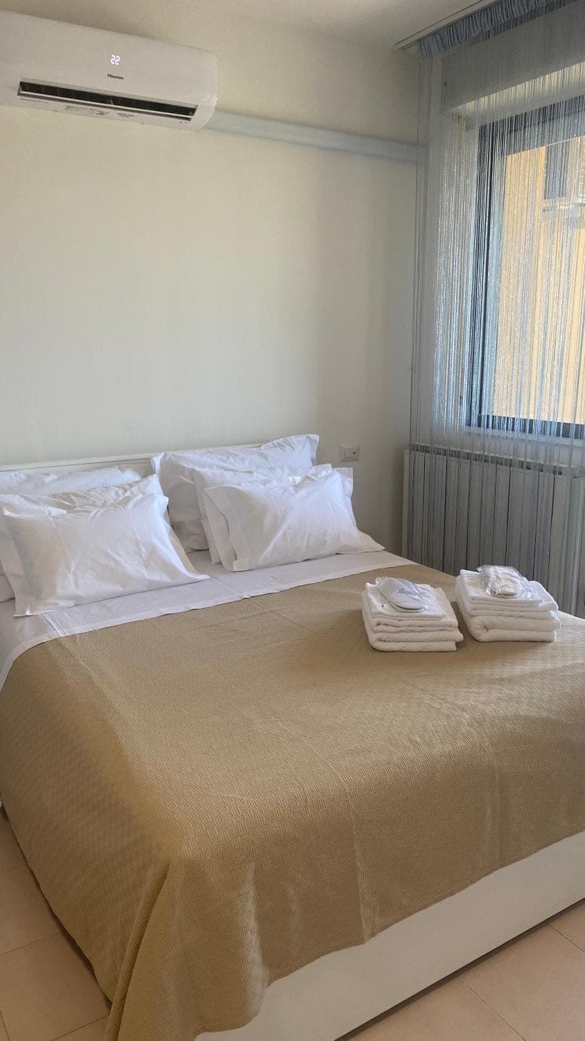 Bed, Photo of the whole room, Bedroom, air conditioner