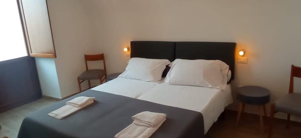 Bed, Photo of the whole room, Bedroom, towels