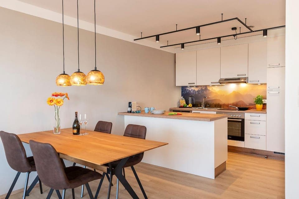 Kitchen or kitchenette, Dining area