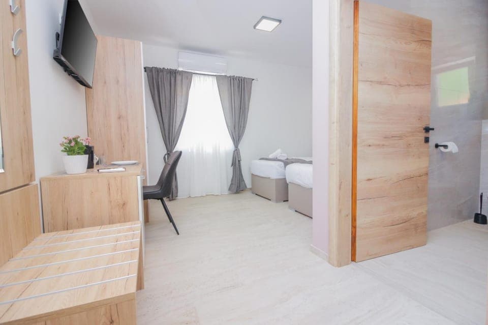 TV and multimedia, Photo of the whole room, Bedroom