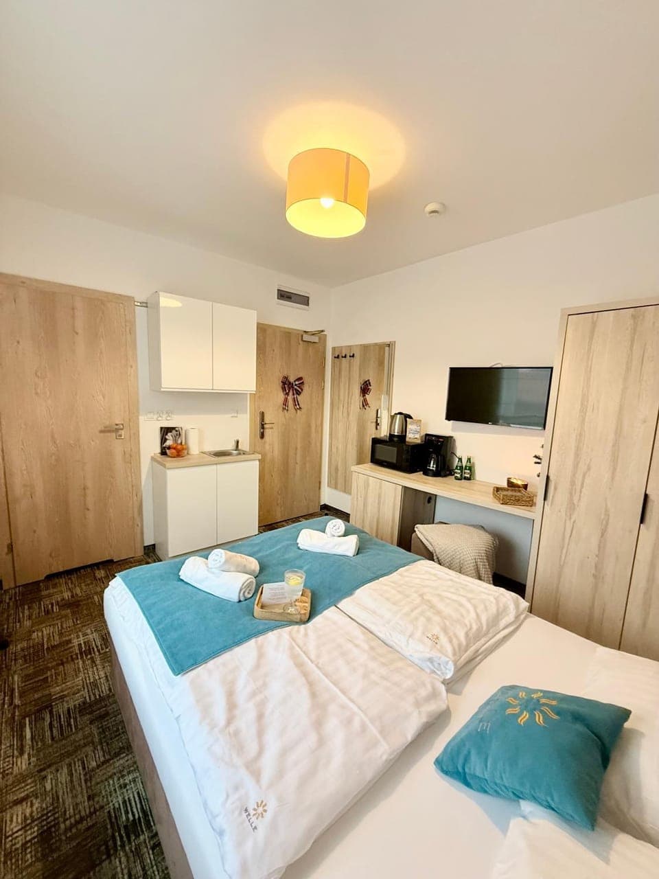 Bed, TV and multimedia, Kitchen or kitchenette, Photo of the whole room, Dining area, Bedroom, wardrobe