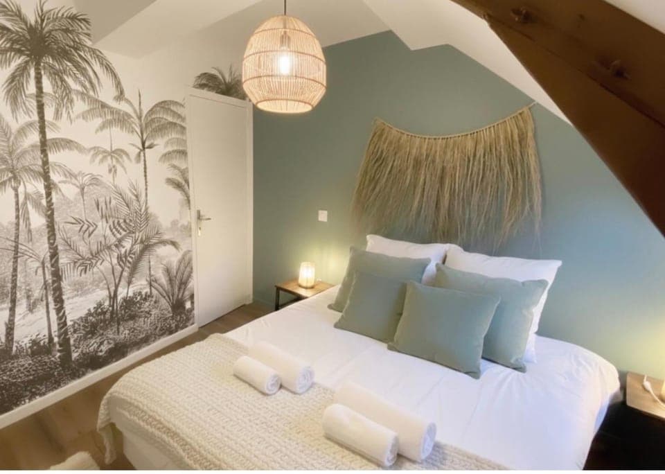 Photo of the whole room, Bedroom