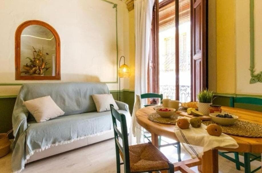 Bed, Living room, Food and drinks, Dining area, Food