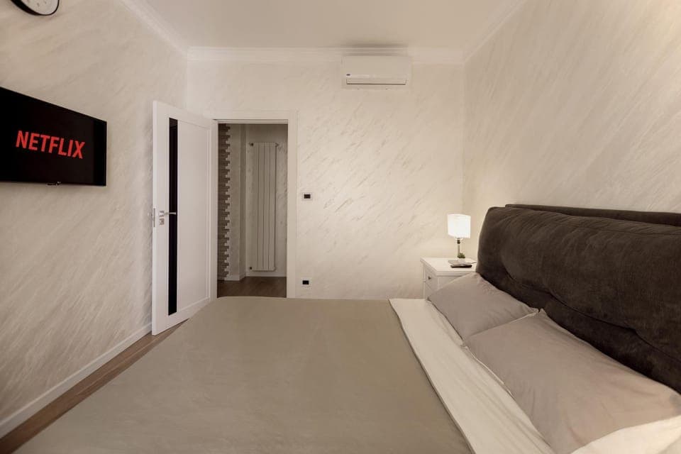 Bed, TV and multimedia, Photo of the whole room, Bedroom, locker, air conditioner