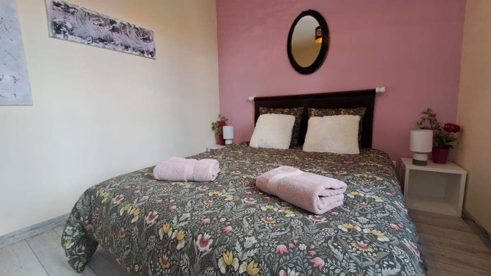 Photo of the whole room, Bedroom