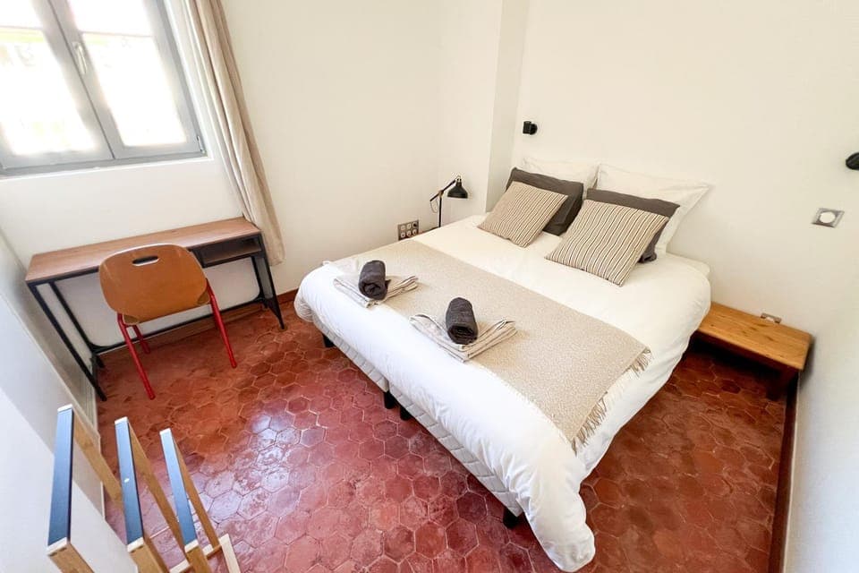 Bed, Photo of the whole room, Bedroom, towels