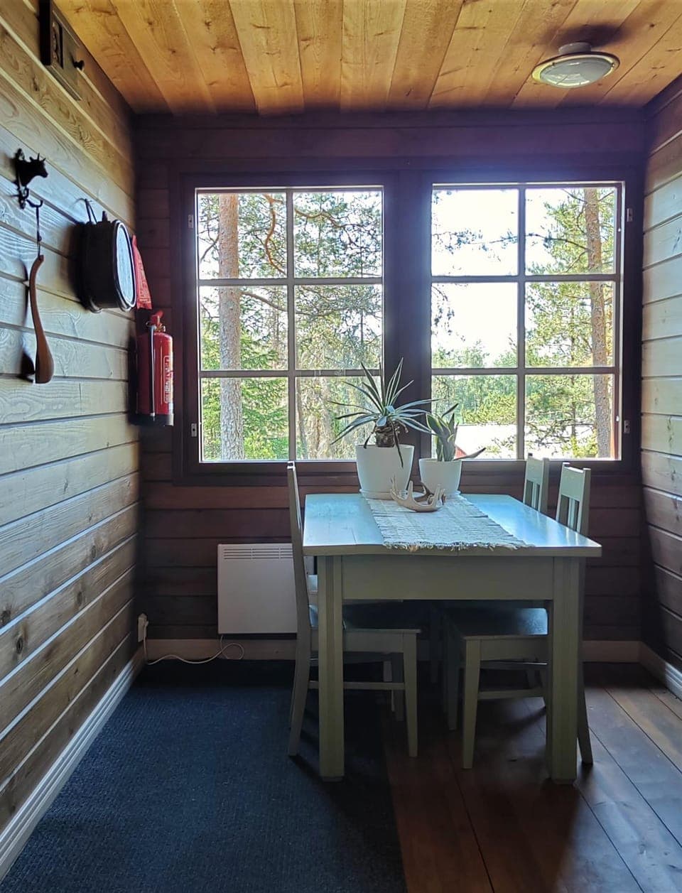 Nikolain tupa, vanha hirsitalo Chalet in Finland