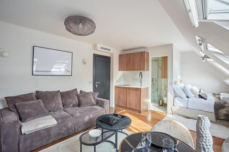 Bed, TV and multimedia, Kitchen or kitchenette, Living room, Seating area, Dining area